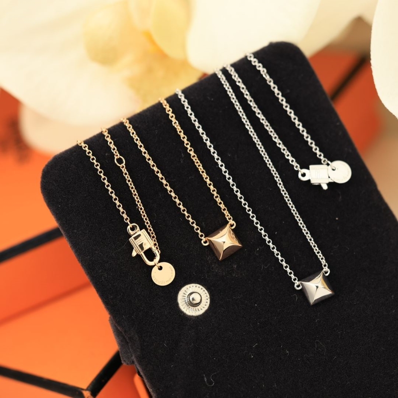 H**me5 necklaces